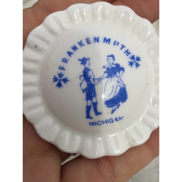 Vintage 2” Frankenmuth Dutch Michigan magnet blue white German traditional - Picture 1 of 9